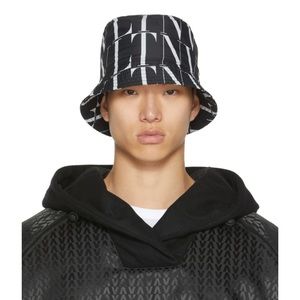 Brand new Valentino Garavani Bucket Hat black and white size Large